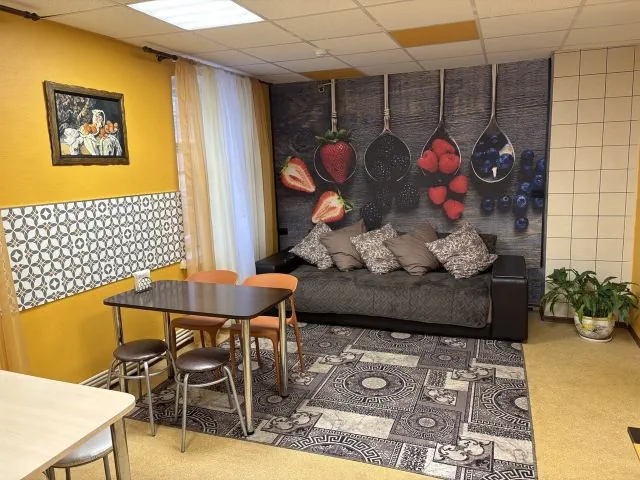 Саратов хостел, кухня, диван и столик для постояльцев