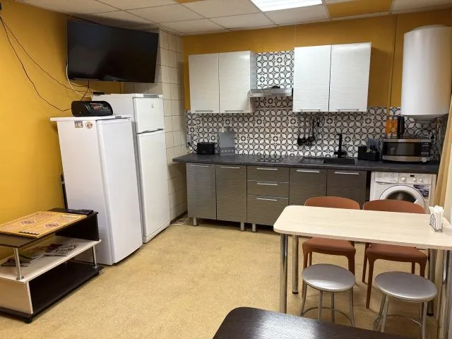 Саратов хостел, Кухня, два холодильника, микроволновка